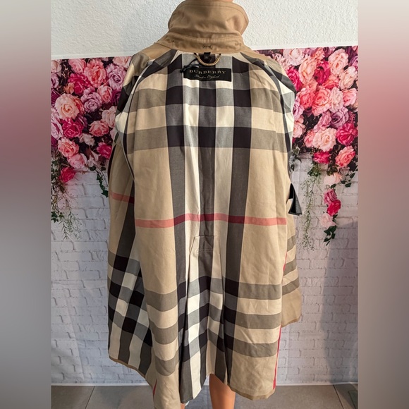 Burberry trench cape crafted in the house's signature heritage style. - Picture 12 of 16